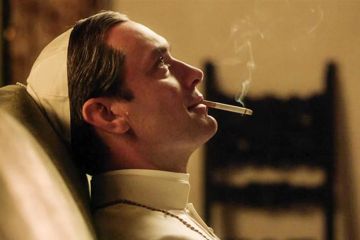 Ленни Белардо с сигаретой