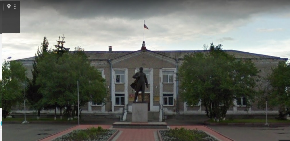 Администрация выглядит как в 1950-х. Только стеклопакеты пставили, да флаг сменили. (фото с Панорам)