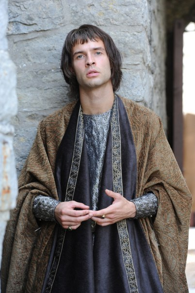 Том Форбс в роли Пирса Гавестона