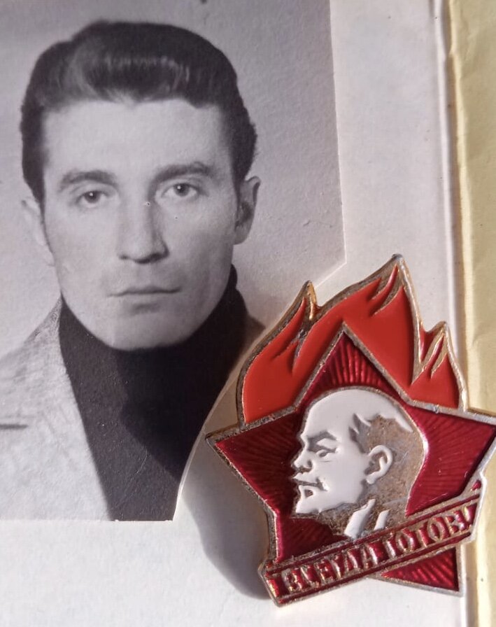 Это мой папа в пионерских лагерях он был самым любимым старшим вожатым. 