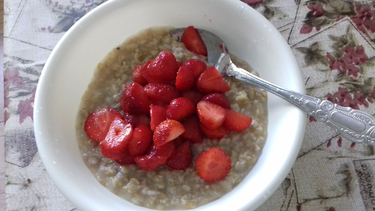Лучший завтрак - каша овсяная с клубникой)