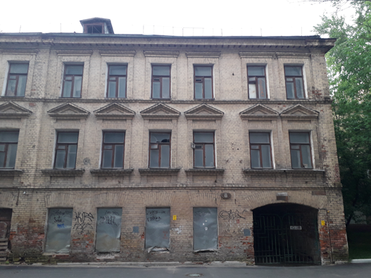 Нет, это не переулок провинциального города. Это один из самых дорогих районов Москвы. Здесь и далее авторские фото "Золотой мили".