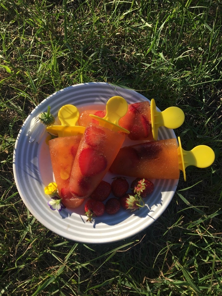 Фруктовый лёд из дачной клубники и мультифруктового сока
