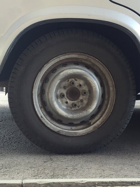 У арок задних крыльев состояние довольно хорошее, а вот с порогами беда