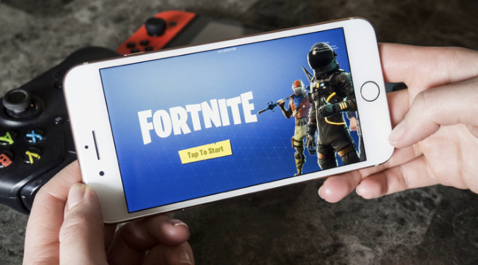 Fortnite появился на iOS в начале 2018 года. За 2,5 года приложение загрузили 133,3 млн раз, а игроки потратили на микротранзакции более $1,2 млрд, подсчитали аналитики Sensor Tower. За последние 30 дней до удаления из App Store игра была установлена 2,4 млн раз и принесла Epic Games $43,3 млн выручки.