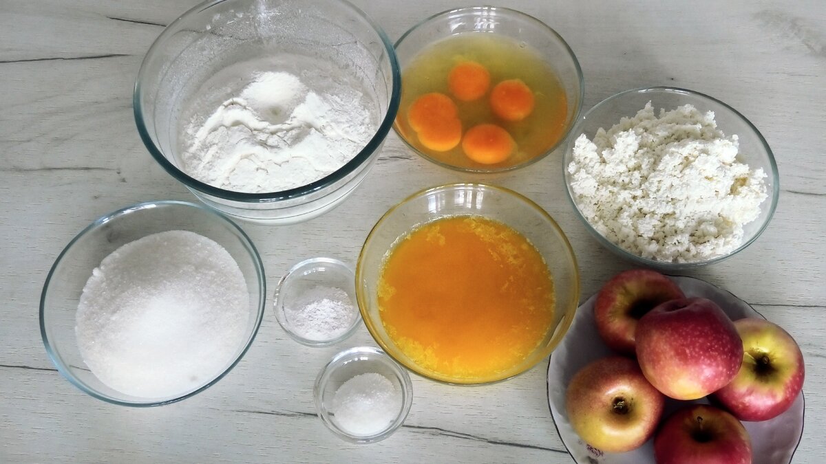 2 яйца кефир мука сахар. Ингредиенты для шарлотки с яблоками. Продукты для шарлотки с яблоками. Ингредиенты для шарлотки красивое фото. Ингредиенты для шарлотки длинная.