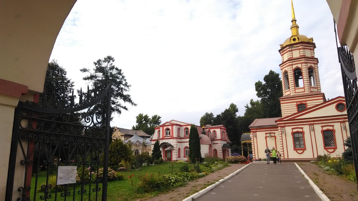 Москва. Крестовоздвиженский храм в Алтуфьево