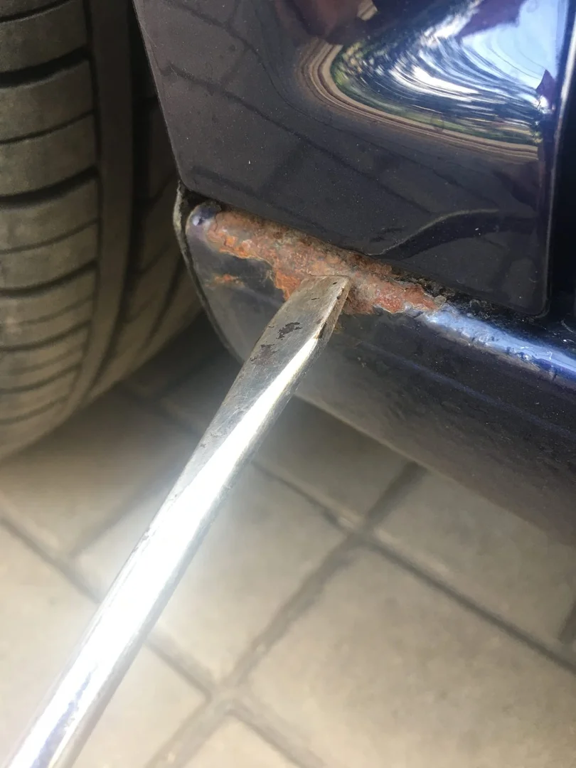 Правда не все так гладко. В этом месте порог от набивания грязи из-под передних колес начинает гнить. Как с этим бороться—непонятно