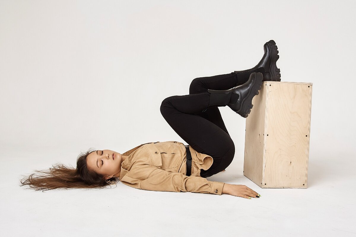 У меня дома есть 2 комнаты, одна на 1м этаже, другая на 2м. Первая такая маленькая темная, холодная, с неудобным диваном и компьютером, за которым я изредка и нехотя работаю. Очень редко я сижу там с друзьями, например, когда во второй комнате не прибрано и я бы не хотела, чтобы они видели бардак (вдруг они подумают, что я свинья), ну или с людьми, которые не столь близки мне. На стенке там висит давнишний подарок от подруги, в столе еще можно найти кучу барахла. Главная причина почему я не люблю там находится - там очень холодно, даже при включенном отоплении я всегда там мёрзну и не важно в какой одежде я там сижу.И есть комната на втором этаже. Она не больше чем первая по размеру, она светлая с розовыми элементами. Большая кровать, та единственная на которой я могу выспаться, не знаю почему я плохо сплю, если ночую не дома. Белый шкаф в который не вмещаются вещи, полка забитая игрушками (можно подумать, что эта комната 10 летней девочки). Здесь очень часто на стены красиво падает солнце в определённое время и часто были замечены слишком красивые закаты. А ещё окна выходят прямо на крышу дома, на которую я частенько выходила посмотреть на падающие звезды и иногда ставила охлаждаться алкоголь, чтобы родители не увидели. По всей комнате 3 гирлянды и 2 светодиодные ленты, обажаю их. Есть полка с моими детскими работами, стенка с паутинкой из воспоминаний. Тут я редко мёрзну и поэтому мне здесь нравится больше. И ты ведь понимаешь, что я сейчас не о комнатах.