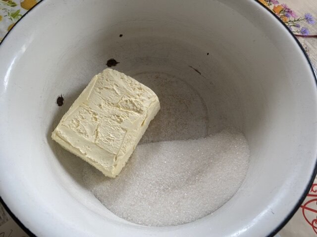 Сливочное масло и сахар