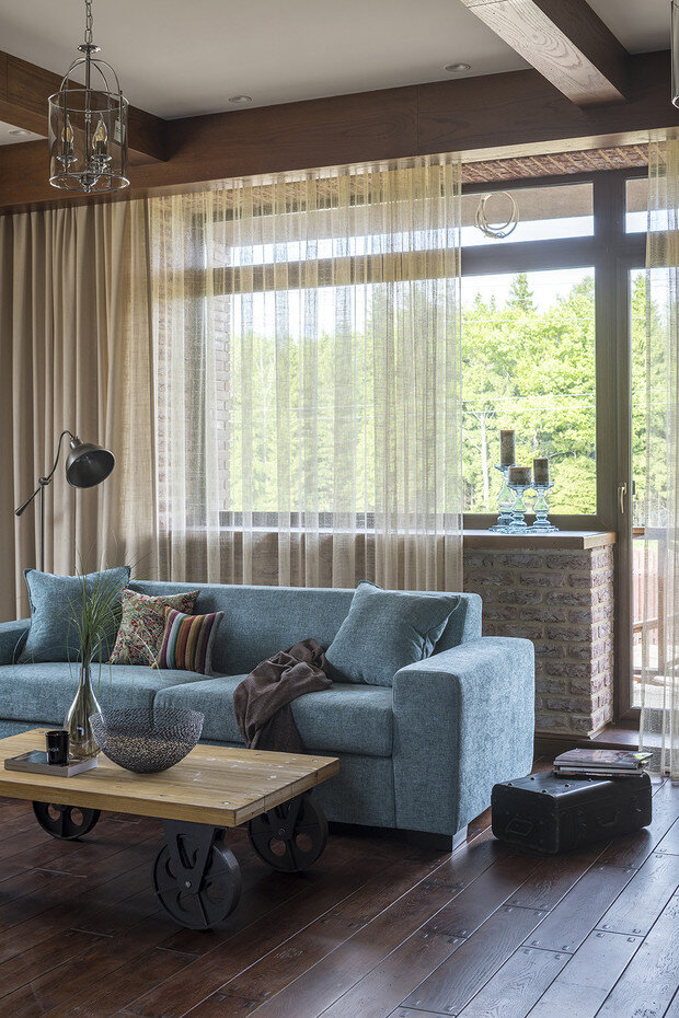 Гостиная. Диван Sander, Domingo Salotti. Журнальный столик, чемодан, Dialma Brown.