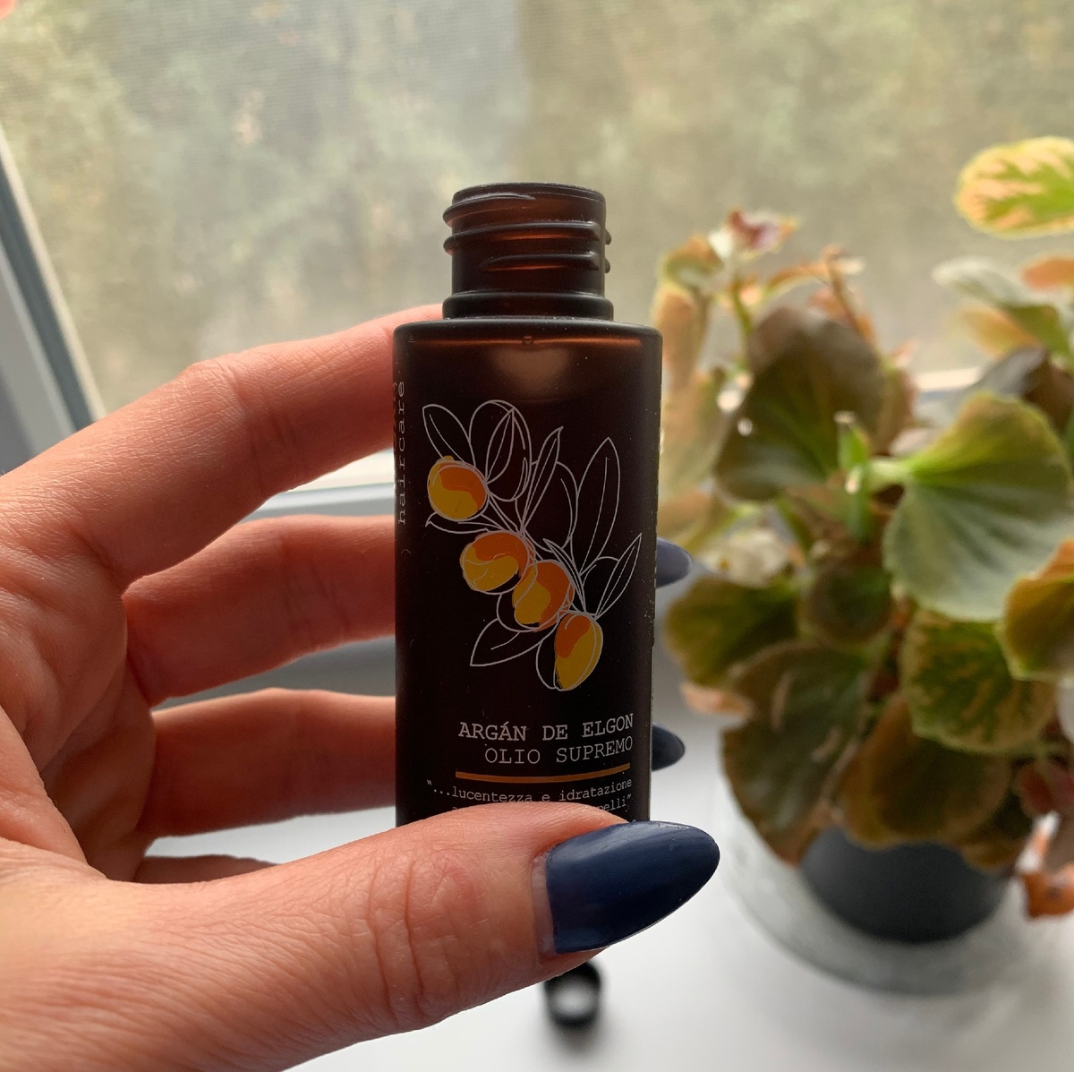 Минусом в этом формате для меня является отсутствие дозатора в крышке. Она просто откручивается. Зато удобно брать с собой в дорогу )