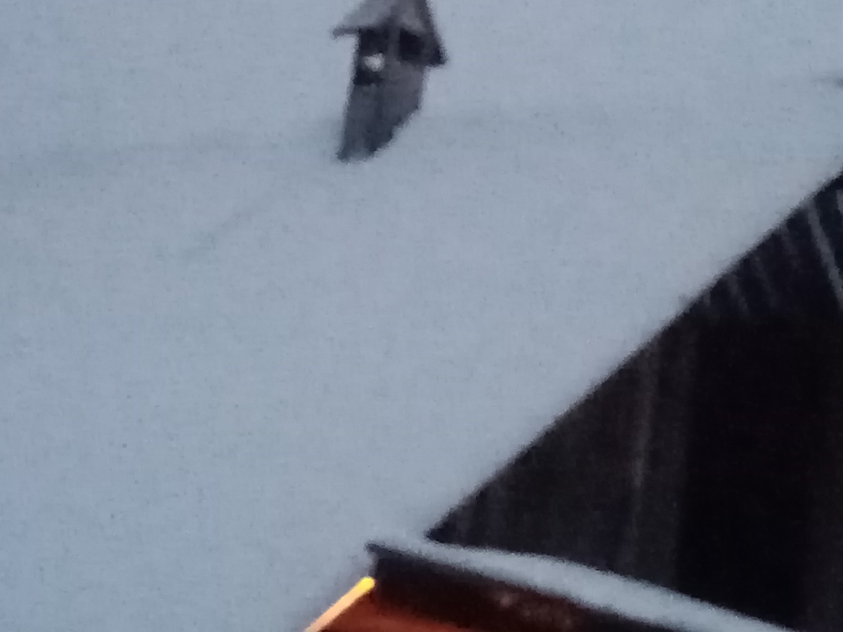 Это вытяжка в стайке. Фото автора.