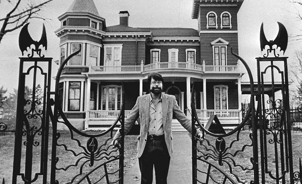 Стивен Кинг у ворот своего дома в Бангоре, штат Мэн