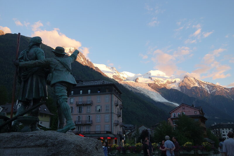 Памятник первовосходителям на Монблан в Шамони