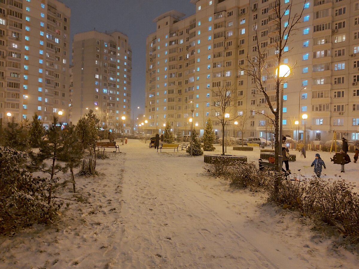 Зима во дворе. Двор зимой. Российский двор зимой. Зимний двор Эстетика. Зимние дворы Москвы.