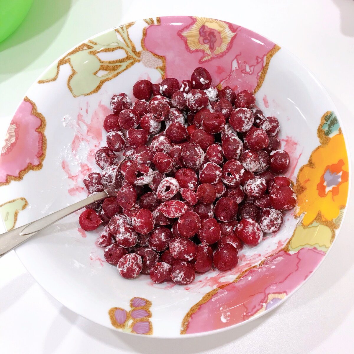 Вишню пересыпаем крахмалом