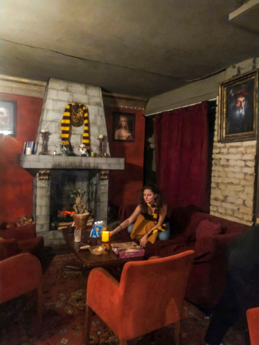 Гостиная Гриффиндора. Обратите внимание на детали. 