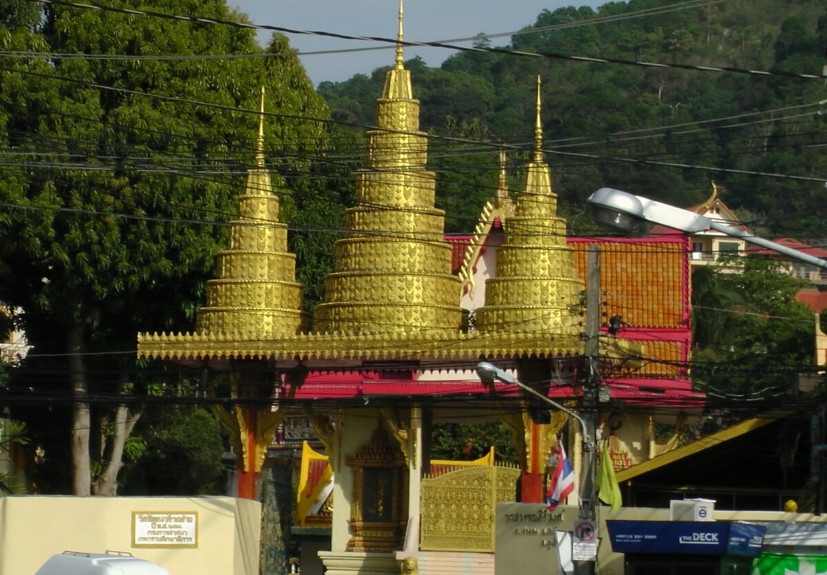 Это не фабрика тортов. Это вход в буддийский храм. Патонг, Пхукет