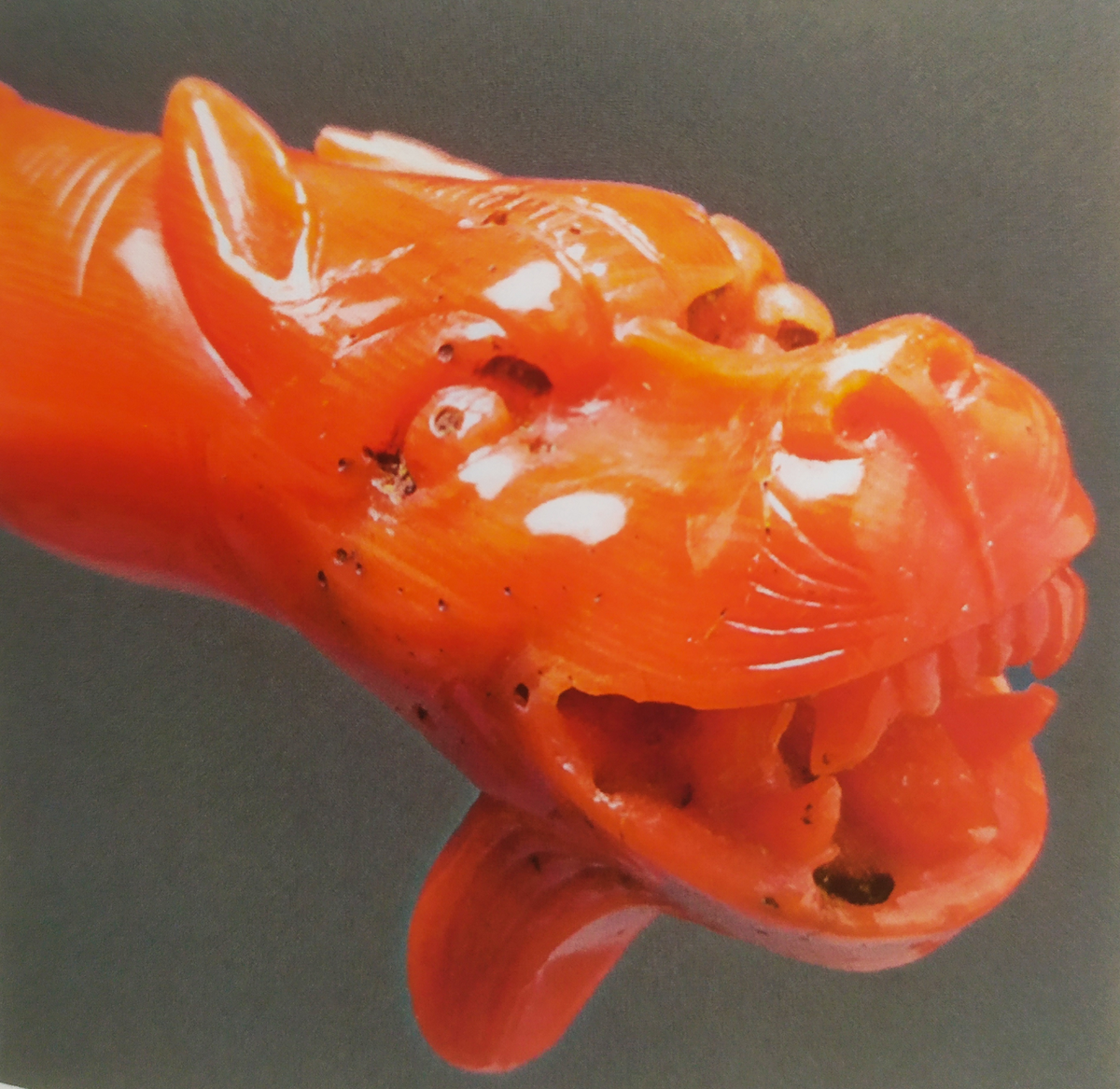  Голова дракона на ручке веера-опахала (с) Из коллекции Государственного Эрмитажа