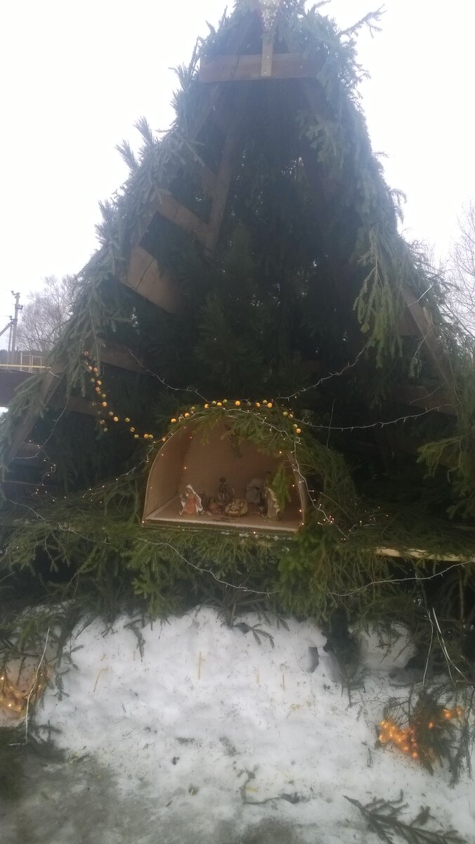 Вот такой красивый вертеп устанавливают в нашей церкви