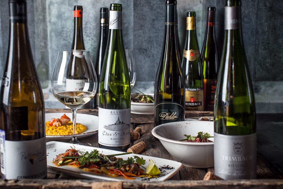 Фото вина рислинг и закусок на столе