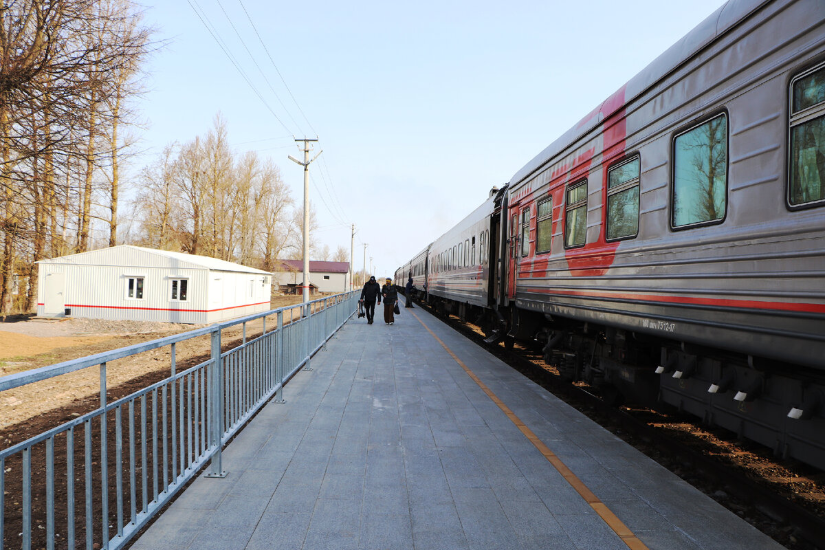 Поезд №63 Москва – Псков прибыл на станцию Сущево. Фото: 17 апреля 2021 года