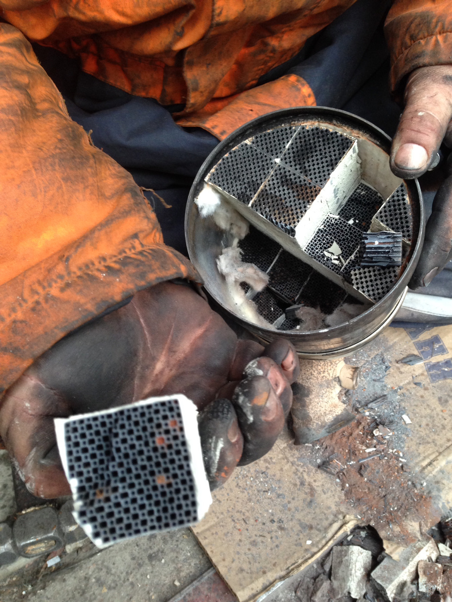 УДАЛЕНИЕ САЖЕВОГО ФИЛЬТРА: ПЛЮСЫ И 
Удаление сажевого фильтра: плюсы и минусы
Сажевый фильтр (DPF фильтр) практически всегда встречается на дизельных двигателях автомобиля. Главное его предназначение – улавливание частичек сажи, которые токсичны, из-за чего пагубно влияют на состояние здоровья человека и на окружающую среду.
Содержание статьи
Коротко о сажевом фильтре
Плюсы и минусы удаления сажевого фильтра
Процесс удаления
Сажевый фильтр (DPF фильтр) практически всегда встречается на дизельных двигателях автомобиля. Главное его предназначение – улавливание частичек сажи, которые токсичны, из-за чего пагубно влияют на состояние здоровья человека и на окружающую среду. Является дополнением к катализатору, главная задача которого устранить неприятные запахи и очистить выхлоп. Именно с ужесточением международных экологических норм дополнительно к катализатору начали устанавливать сажевый фильтр для соответствия экологическим стандартам.

Коротко о сажевом фильтре
Сажевый фильтр очищает выбросы выхлопных газов от частиц несгоревшего топлива. Постоянно задействован в процессе эксплуатации автомобиля, из-за чего он может забиться. Впоследствии ухудшается его пропускная способность, что влияет на мощность двигателя.

При загрязнении сажевого фильтра у автовладельцев есть несколько способов устранить эту проблему:

Заменить сажевый фильтр;
Удалить сажевый фильтр.
Чаще всего владелец автомобиля решает удалить сажевый фильтр, учитывая все плюсы и минусы процедуры.

Плюсы и минусы удаления сажевого фильтра


К преимуществам удаления сажевого фильтра можно отнести следующее:

Уменьшение расхода топлива;
Экономия денег при регулярной необходимости заменить сажевый фильтр;
Уменьшение нагрузки на двигатель, благодаря снижению температуры;
Увеличение мощности двигателя;
Нет необходимости в регенерации;
Отсутствие ошибок в связи с загрязнением фильтра.
К значительным недостаткам удаления фильтра относят следующее:

Лишение гарантии на автомобиль при ее наличии;
Невозможность использовать авто в странах, где четко отслеживают соответствие автомобиля международному экологическому стандарту;
Дополнительная нагрузка на турбину;
Вывод из глушителя автомобиля более черного дыма;
Загрязнение окружающей среды.
Процесс удаления
Процесс удаления сажевого фильтра не сложен, но очень важно все выполнить правильно во избежание возникновения в дальнейшем проблем при эксплуатации авто. Доверить этот процесс можно только настоящему профессионалу автосервиса, который неоднократно выполнял данное действие.

Пошаговый процесс:

Удаление сажевого фильтра и катализатора. Изначально мастер находит банку, в которой находится фильтр и катализатор, и вырезает их. Далее устанавливает заглушку или пламегаситель, что позволит избежать возникновения программных ошибок. При установке пламегасителя срок службы выхлопной трубы немного увеличивается;
Перепрограммирование блока двигателя. Необходимо выполнить перепрограммирование, так как в ином случае датчик будет считать, что сажевый фильтр забит. Впоследствии будут возникать программные ошибки, а в некоторых случаях может включиться аварийный режим.
Удалить сажевый фильтр можно самостоятельно, но делать это крайне не рекомендуется.
