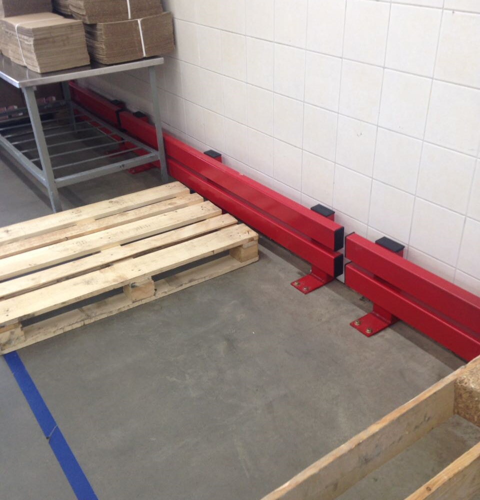 Колесоотбойники широко применяются в магазинах и производственных цехах