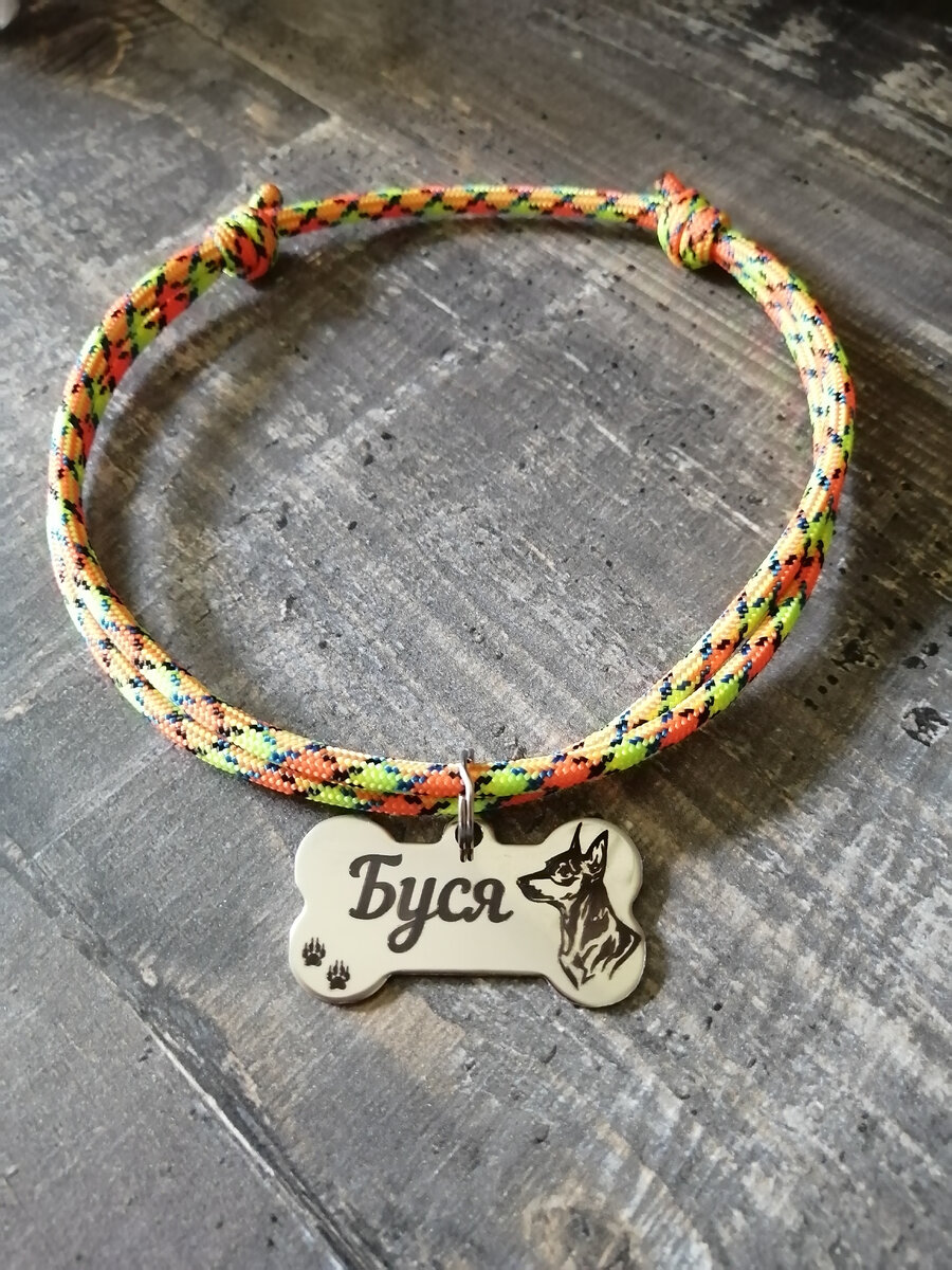 Важное про адресники! Их надо носить отдельно от основного ошейника - на шнурке/отдельном тонком ошейнике.
Причин несколько:
- напуганная (петардой или машиной) собака может выскользнуть из ошейника и тогда адресник бесполезен - останется с  хозяином(
- то же при случаи когда ошейник рвется. ( Хотя качественная фурнитура не ломается, я понимаю)
- часто собак находят БЕЗ ошейников - снимают недобросовестные личности для продажи (( адресник на дополнительном ошейнике - шанс, что он останется с собакой.