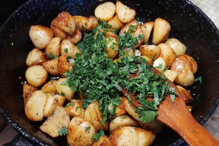 Картошка в кожуре на сковороде. Как жарить молодую картошку после варки. Рекомендуется варить плоды и овощи в кожуре и на пару. Почему?.