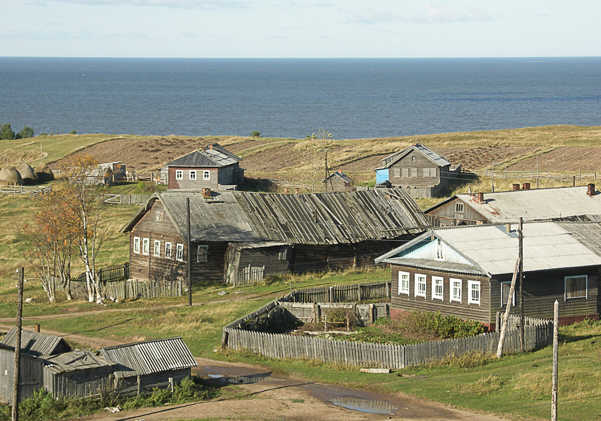 Село стоит на высоком крутом угоре, на самом берегу Белого моря, которое часто бывает суровым, стальным