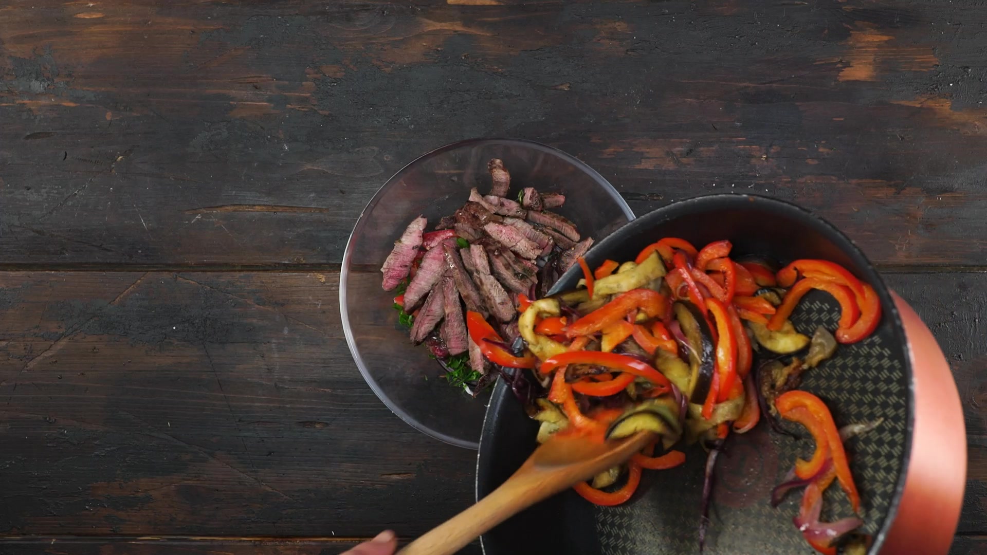 Теплый салат с печеными овощами и говядиной