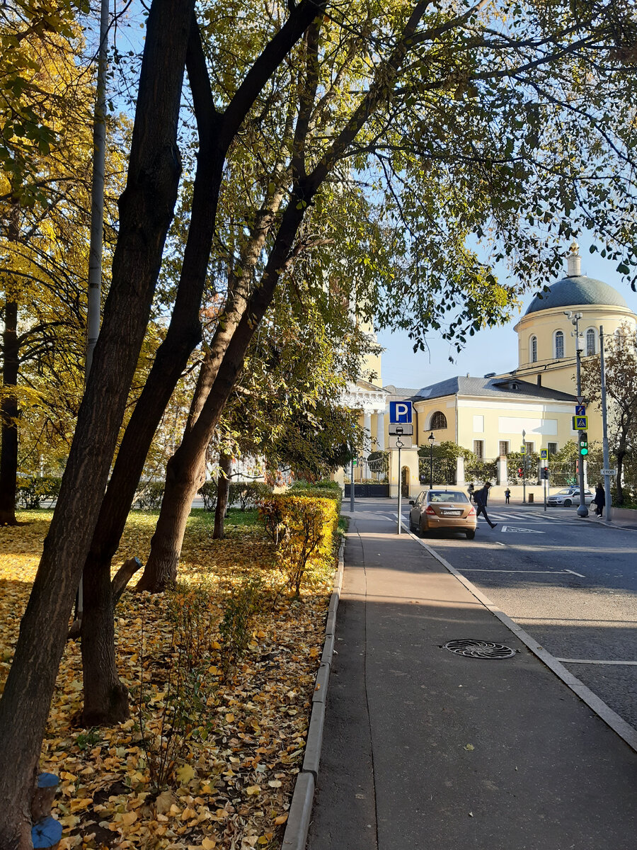 По правую руку - школа моего сына. Ещё 200 метров - и вы в "Мерзляковке"...