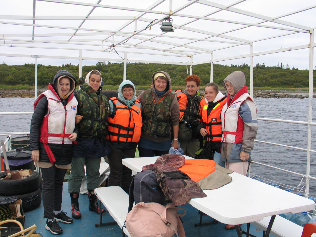 Высадка на остров Анзер Соловецкого архипелага. Основной экипаж - девчонки