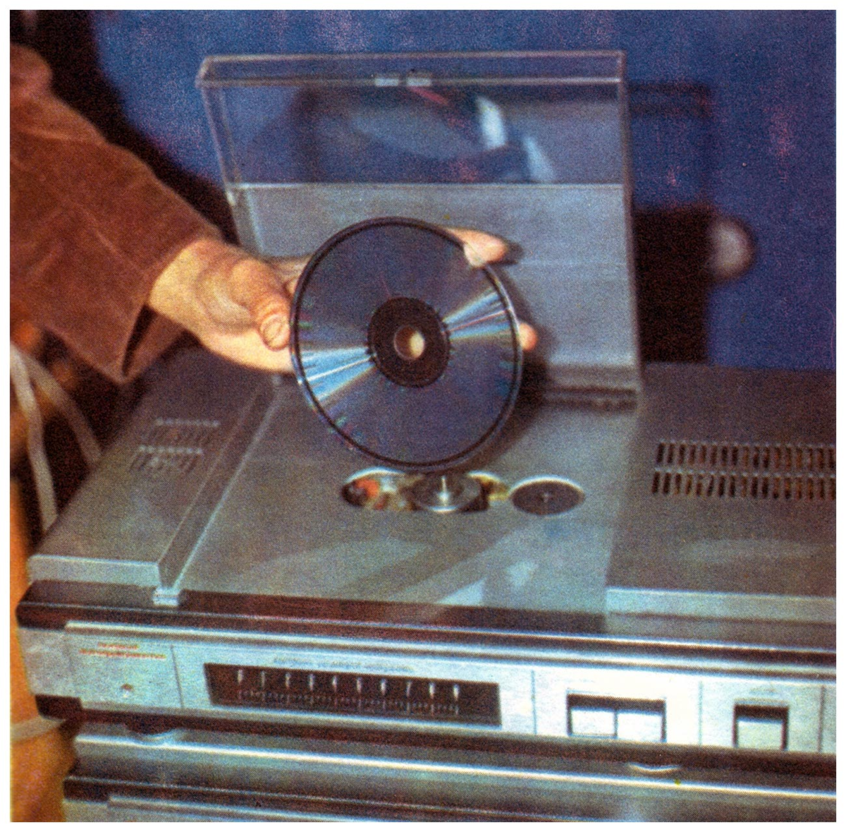 First cd. Проигрыватель компакт дисков "Луч-001". Лазерный проигрыватель Луч 002. Лазерный проигрыватель СССР 1983. ПКД Луч-001.