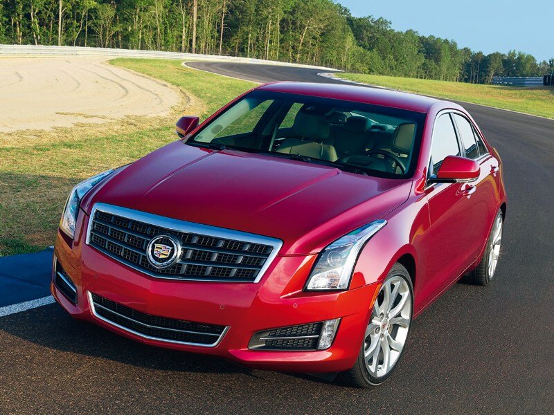 Cadillac ATS - это четырехдверный компактный седан премиального сегмента, призванный конкурировать с такими автомобилями, как BMW 3-й серии, Audi A4 и Mercedes-Benz C-класса. ATS с 2012 года выпускается на заводе GM, расположенном в столице штата Мичиган - городе Лансинг. 
Седан построен на плафторме GM Alpha и предлагается как в заднеприводном, так и в полноприводном исполнениях. В Америке этот "компактный Кадиллак" можно приобрести с тремя различными бензиновыми силовыми установками: 2,5-литровой рядной четверкой серии LCV, 2-литровой рядной четверкой с турбонаддувом серии LTG (оба мотора - третьего поколения Ecotec) и 3,6-литровым атмосферным V6 серии LFX.

Правда, в России ATS продается только с 2-литровым наддувным двигателем Ecotec, выдающим 276 л. максимальной мощности.

Стоит отметить выдающийся современный дизайн автомобиля, воплощающий стремление старинной американской марки привлечь своей продукцией более молодую публику. Не обошлось и без новомодных светодиодов в оформлении оптики и экстерьера.

Богатое оснащение - еще один из ключевых плюсов новинки, призванных привлечь обеспеченную молодежь.

Отметим также полностью сенсорную мультимедийную систему CUE (Cadillac User Experience), включающую управление музыкой, навигацией и климатической системой автомобиля.