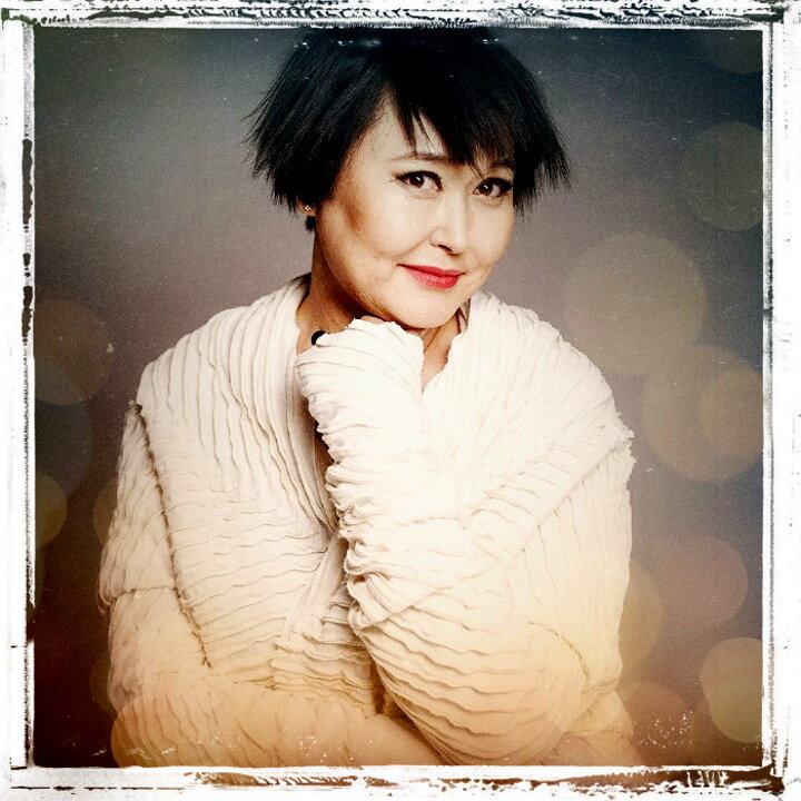 Телеведущая - о закулисье программы "Время", тайнах грима и костюмов, замужестве, супруге и о своей сегодняшней жизни