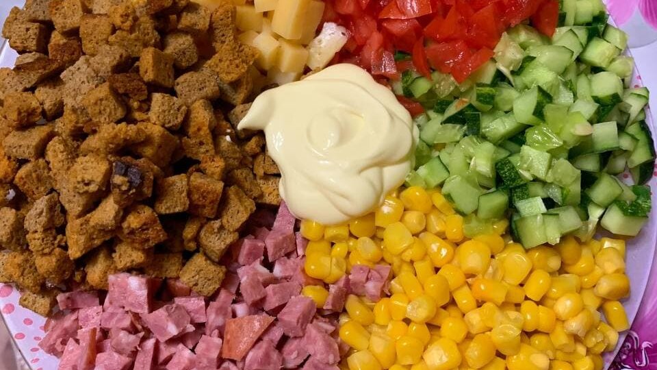 Соседка делает самые лучшие салаты, как у нее получается, никто не знает