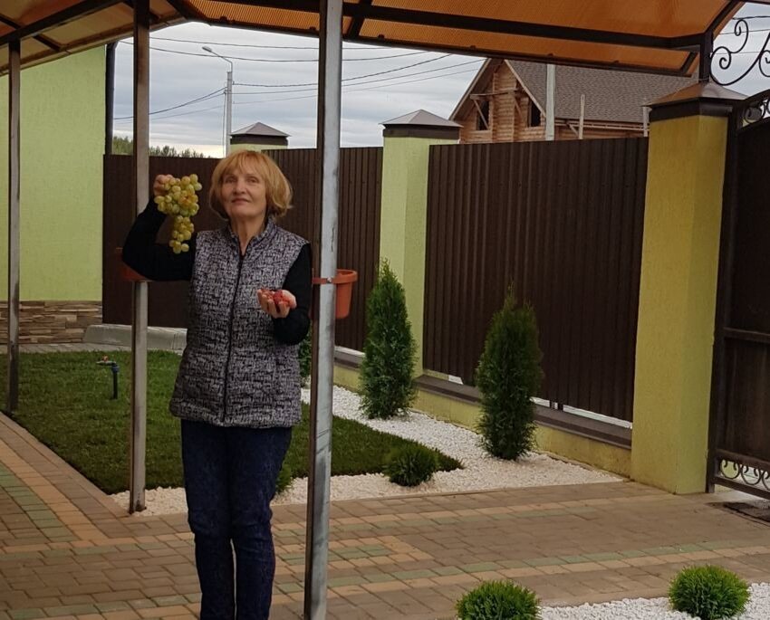 Моя мама у нас во дворе
