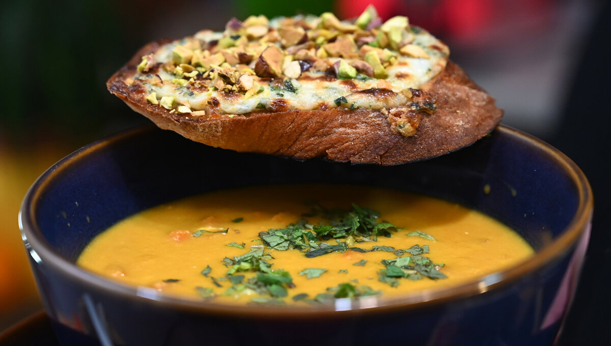 Сегодня гурманская история. Суп из высокой кухни. Средиземноморский морковный суп пюре, с яблоком, айвой, сельдереем, имбирём, мёдом и шафраном .....  Как аккомпанемент, к супу будут поданы крутоны с запеченным сыром на хлебе чабатта.
