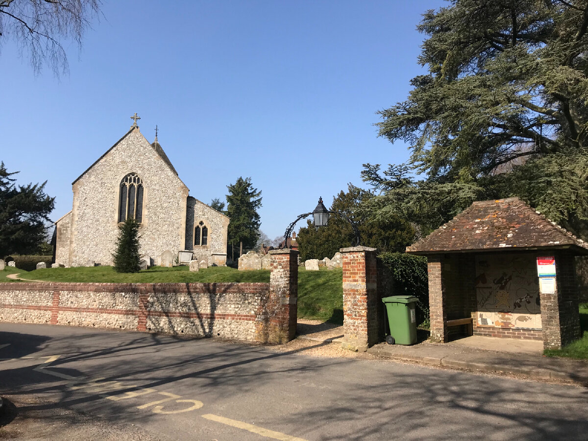 Вид на автобусную остановку и церковь в деревне Спаршолт (Sparsholt). Фотография из личного архива.