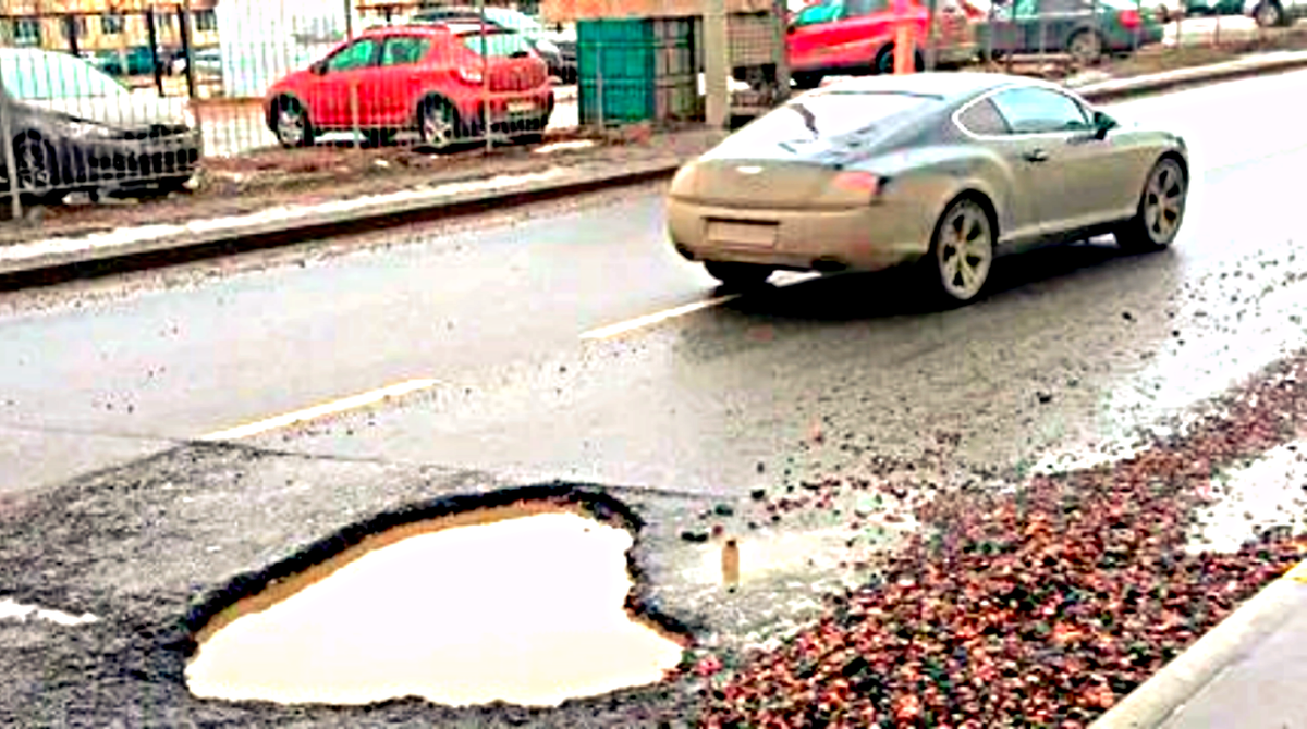 Яма на проезжей части дороги. Фото www.avto-32.ru