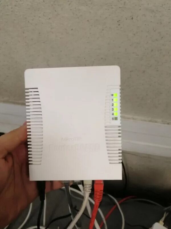 Обычно роутер выглядит как пластиковый короб, в который вставлено несколько разных проводов 