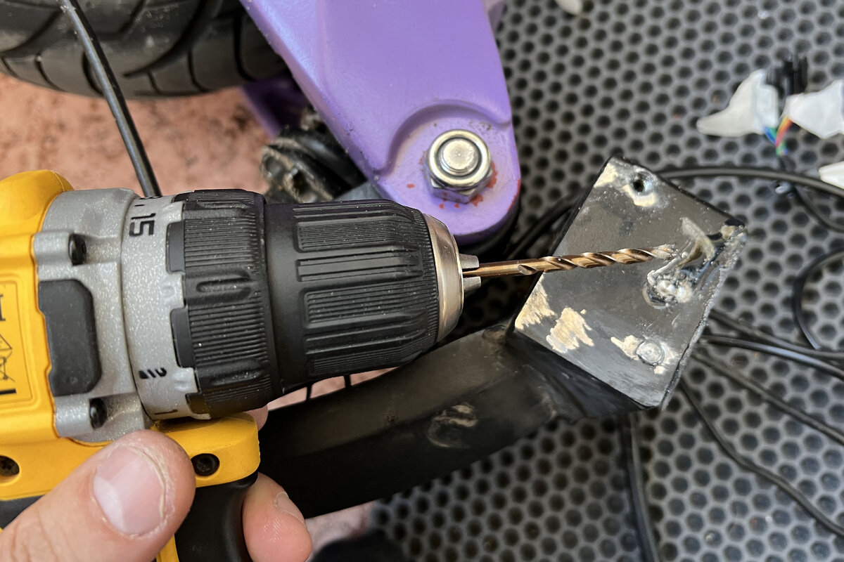 Пытался высверлить болт, но затем передумал.