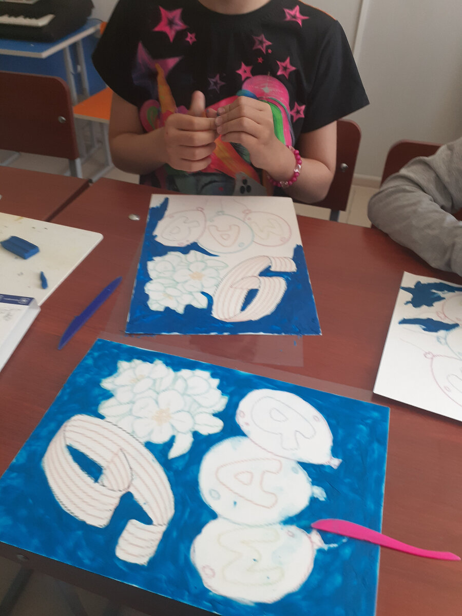 По заготовленному рисунку ученики наносят пластилин. Размяв его, наносят мазками на основу.