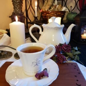 Этот процесс может быть немного другим для нас, чем для наших предков, но чай как лекарство выдержал испытание временем. Многие из нас получают чай в расфасованных пакетиках, а не в форме целых трав, как задумано природой. Но ощущения от чая не изменились. Есть что-то внутри нас, когда дело доходит до чаепития. Кажется, что это начинается изнутри, когда мы делаем первый глоток. Существует осознание, которое излучается наружу, когда мы пьем за свое здоровье и хорошее самочувствие.