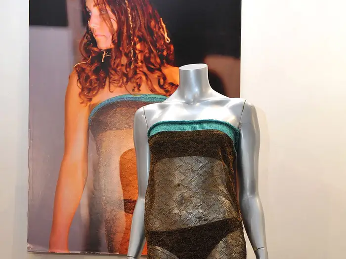 Вот это прозрачное платье сделало своё дело - принц влюбился.