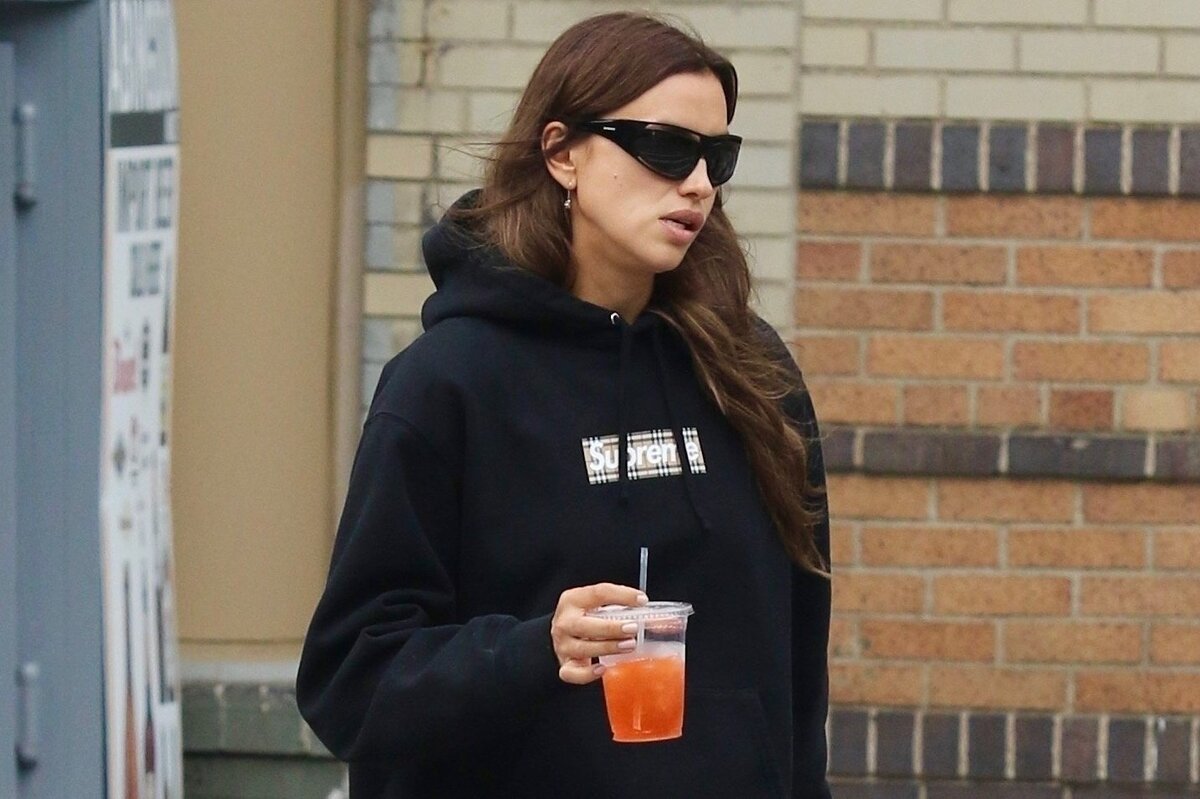     Толстовка + брюки: Ирина Шейк гуляет с матерью в наряде, который повторит любая