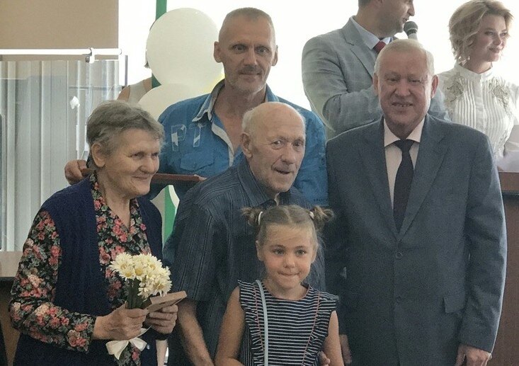 Есть в администрации города Челябинска хорошая традиция, поздравлять семейные пары, прожившие в мире и согласии более полувека.